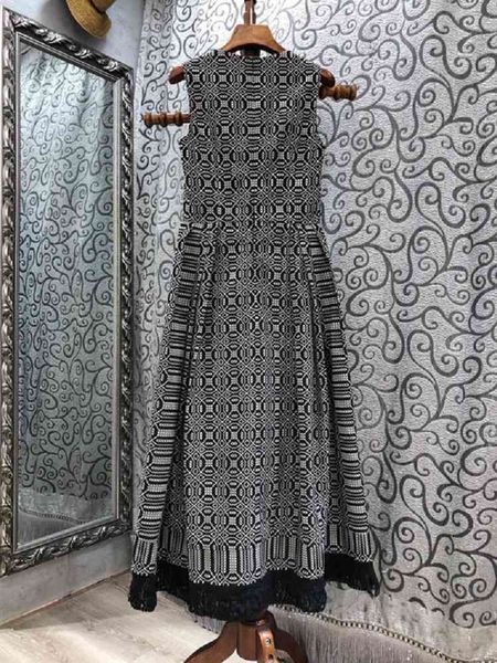 capris latest fashion designer long 2021 autumn winter party evening women square collar vintage jacquard print maxi, Black;gray
capris latest fashion designer long 2021 autumn winter party evening women square collar vintage jacquard print maxi, Black;gray