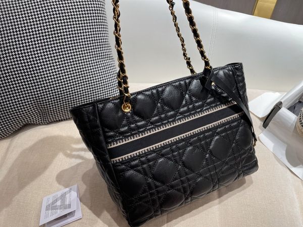 premium textured cowhide shoulder bag black and white embroidery letter spelling large capacity totes metal + leather strap shopping bags wi
premium textured cowhide shoulder bag black and white embroidery letter spelling large capacity totes metal + leather strap shopping bags wi