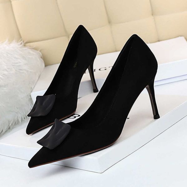 designer classic luxury 2022 korean version of slim wedding shoes with suede light point plain color square button dress high heels elling, Black
designer classic luxury 2022 korean version of slim wedding shoes with suede light point plain color square button dress high heels elling, Black