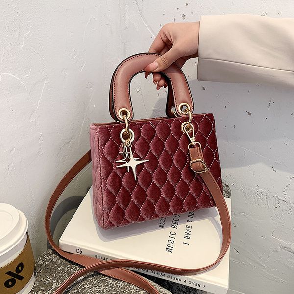 2021 new diana bag portable women's corduroy fashion lingge trend foreign style single shoulder messenger
2021 new diana bag portable women's corduroy fashion lingge trend foreign style single shoulder messenger