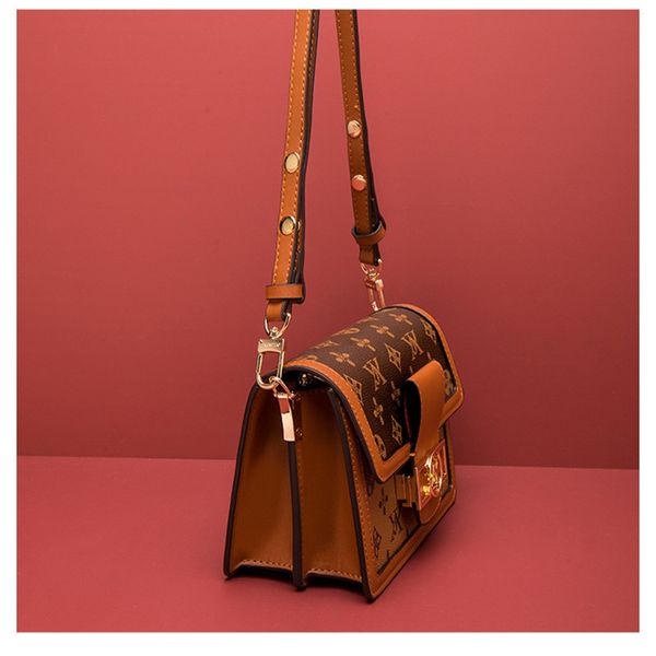 postman womens one-shoulder crossboby bag new trendy multi-layer chain printed crossbody bags
postman womens one-shoulder crossboby bag new trendy multi-layer chain printed crossbody bags