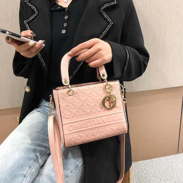 design bags bag 2021 new simple fashion letter embossed hand-held single shoulder messenger bag
design bags bag 2021 new simple fashion letter embossed hand-held single shoulder messenger bag
