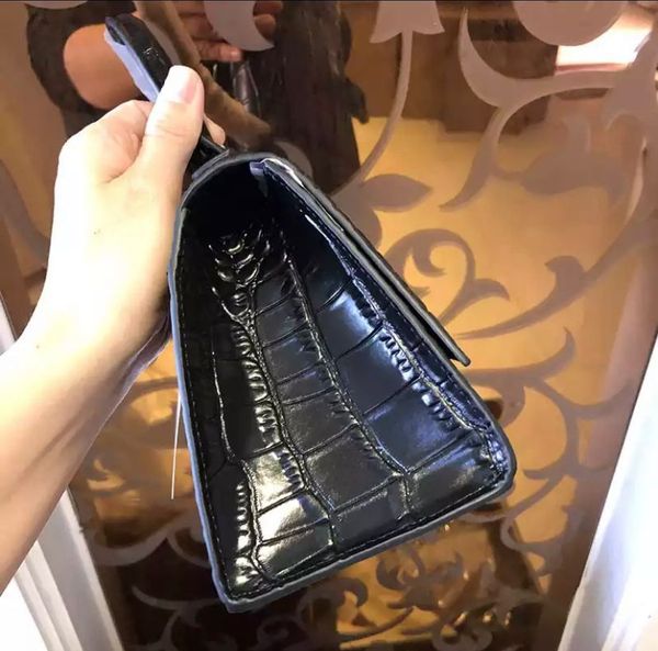 design 2021 european and american new ins super fire crocodile pattern hourglass bag half moon shape shoulder diagonal handbag portable
design 2021 european and american new ins super fire crocodile pattern hourglass bag half moon shape shoulder diagonal handbag portable