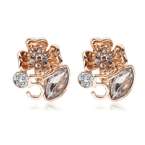 fashion earrings with flowers and diamonds, Golden
fashion earrings with flowers and diamonds, Golden