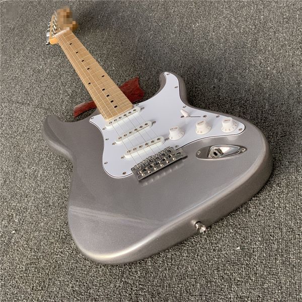 custom shop,st electric guitar,quality assurance,the silver body has floyd rose on it.real
custom shop,st electric guitar,quality assurance,the silver body has floyd rose on it.real