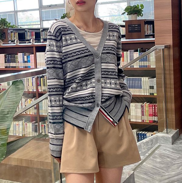 2021tb four bar black stripe geometric pattern wool knitted v-neck cardigan women's, White;black
2021tb four bar black stripe geometric pattern wool knitted v-neck cardigan women's, White;black