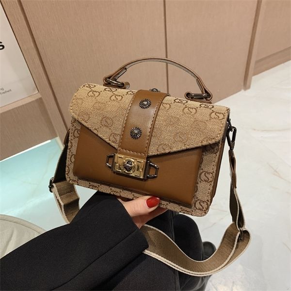 purse wide shoulder strap metal buckle color matching handbag single shoulder messenger bag small square bag
purse wide shoulder strap metal buckle color matching handbag single shoulder messenger bag small square bag