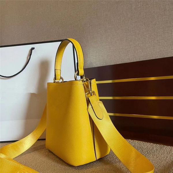 classic shoulder bags women luxury designers bag 2021 palm print handbags bucket wallet coin purses double shoulders straps tot
classic shoulder bags women luxury designers bag 2021 palm print handbags bucket wallet coin purses double shoulders straps tot