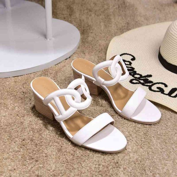 a small number of thick heeled slippers for women, Black 
a small number of thick heeled slippers for women, Black