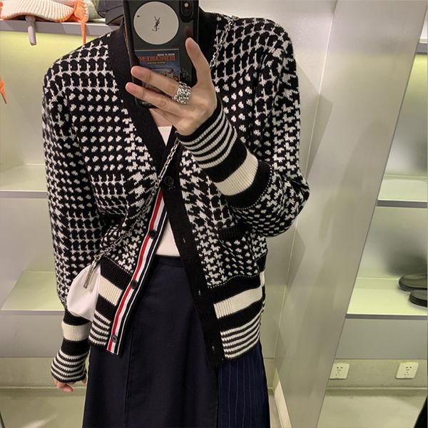 tb british style cardigan black and white color matching thousand bird check knit women's spring new v-neck thickened sweater coat
tb british style cardigan black and white color matching thousand bird check knit women's spring new v-neck thickened sweater coat