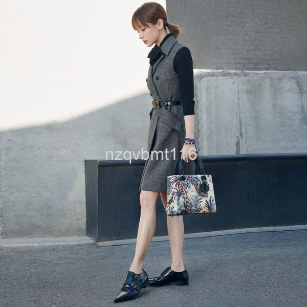 two piece dress wang ziwen star's same autumn and winter women's super elastic black sweater + gray double row button skirt suit, White
two piece dress wang ziwen star's same autumn and winter women's super elastic black sweater + gray double row button skirt suit, White
