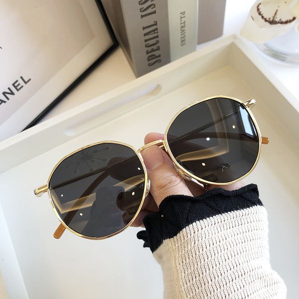 korean version men's driving polarizer women's street shooting sunglasses large frame round face, White;black
korean version men's driving polarizer women's street shooting sunglasses large frame round face, White;black