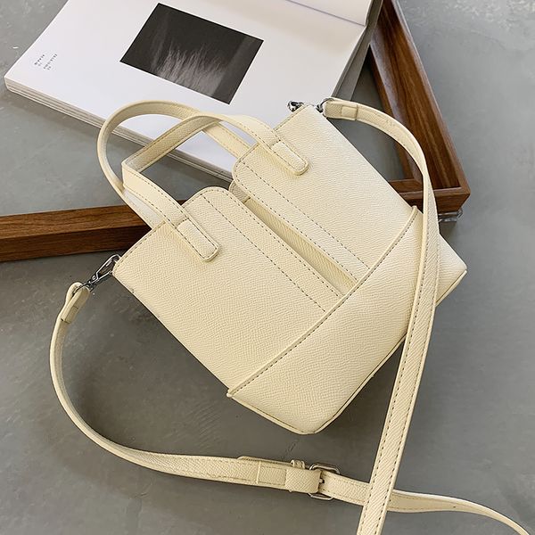 niche design popular bag women 2021 new fashion selling messenger bag handbag bucket bag shoulder width 19.5cm
niche design popular bag women 2021 new fashion selling messenger bag handbag bucket bag shoulder width 19.5cm