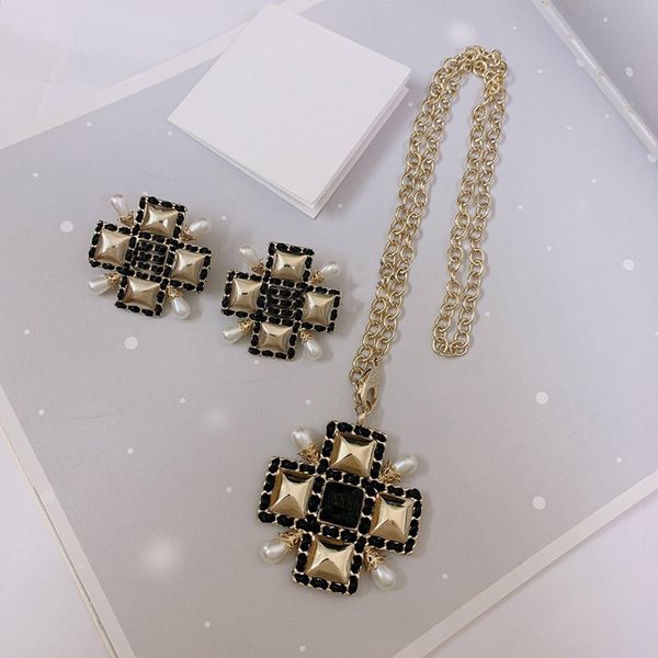 female ornate cross imitation pearl ear stud necklace set fashion design high-end letter earrings collarbone choker jewelry, Golden;silver
female ornate cross imitation pearl ear stud necklace set fashion design high-end letter earrings collarbone choker jewelry, Golden;silver