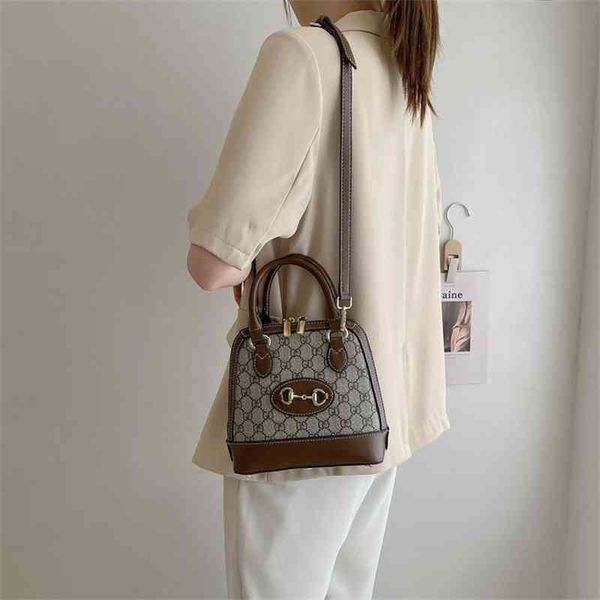 2022 factory wholesale handbag direct single shoulder synthetic leather brown small zipper single shoulder bags
2022 factory wholesale handbag direct single shoulder synthetic leather brown small zipper single shoulder bags
