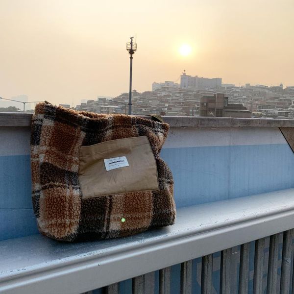 design autumn and winter lamb fur checked single shoulder tooling messenger bag magnetic buckle large capacity woman bags
design autumn and winter lamb fur checked single shoulder tooling messenger bag magnetic buckle large capacity woman bags