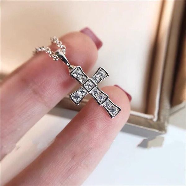 chains the s925 sterling silver full diamond cross necklace snake bone pendant fashion clavicle chain jewelry gift 
chains the s925 sterling silver full diamond cross necklace snake bone pendant fashion clavicle chain jewelry gift
