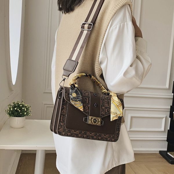 net red bag women's 2021 autumn new fashion silk scarf single shoulder messenger portable small square
net red bag women's 2021 autumn new fashion silk scarf single shoulder messenger portable small square