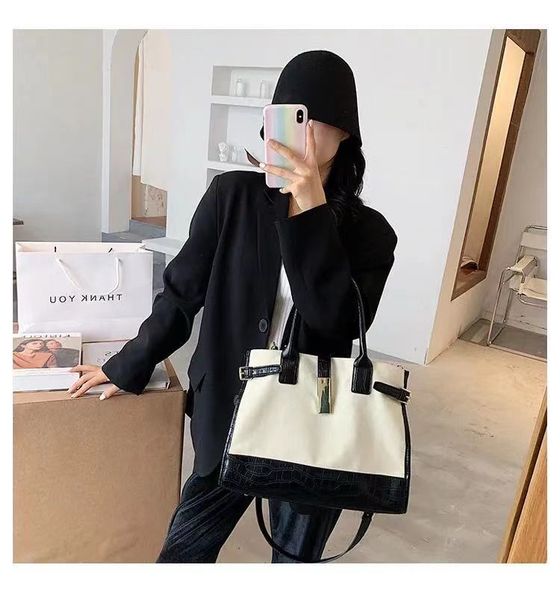 women's 2021 new fashion large capacity versatile advanced sense messenger bag
women's 2021 new fashion large capacity versatile advanced sense messenger bag