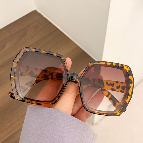 sunglasses the special big frame is suitable for all face shapes to block uv rays. men and women selfie must-have vintage, White;black
sunglasses the special big frame is suitable for all face shapes to block uv rays. men and women selfie must-have vintage, White;black