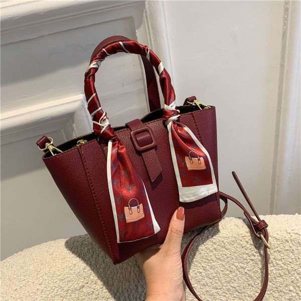 factory direct sale 75% off 2021 new silk scarf decoration single back messenger portable pu women's bags
factory direct sale 75% off 2021 new silk scarf decoration single back messenger portable pu women's bags