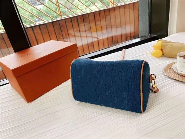 the brand's latest denim pillow bag luxury designer ladies handbags high-quality bags exquisite hardware high-end fashion handbag casua
the brand's latest denim pillow bag luxury designer ladies handbags high-quality bags exquisite hardware high-end fashion handbag casua