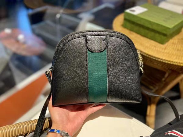 2021 designer design brand classic shell slanting bag, european and american style, size: 23x19cm.
2021 designer design brand classic shell slanting bag, european and american style, size: 23x19cm.