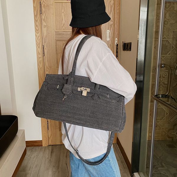 autumn and winter 2020 new wanghong zhang yuqi same washed to make old denim large capacity women's bag
autumn and winter 2020 new wanghong zhang yuqi same washed to make old denim large capacity women's bag