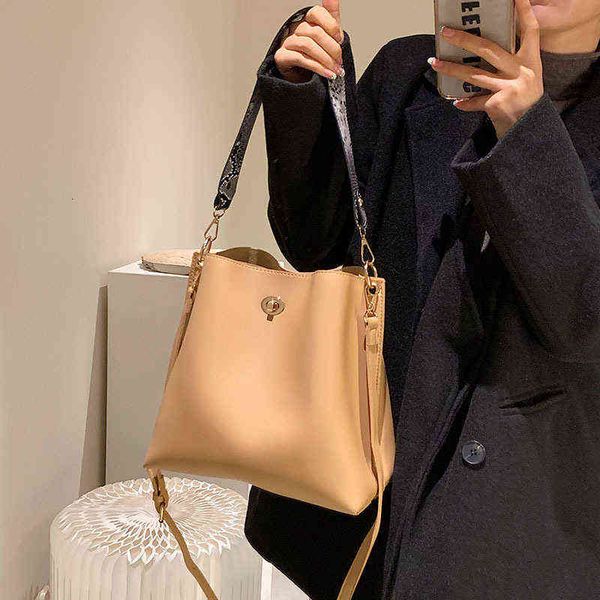 evening bags autumn and winter pu 2021 latch tote bag single shoulder bucket women's fashion document msenger bag
evening bags autumn and winter pu 2021 latch tote bag single shoulder bucket women's fashion document msenger bag