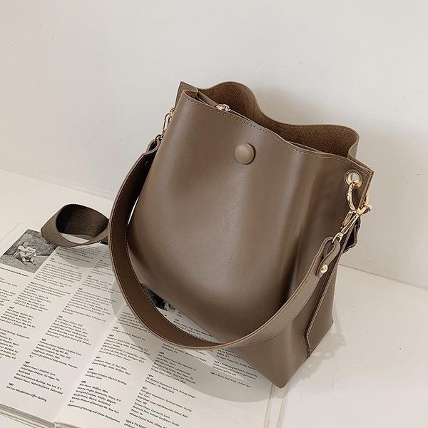 high-end retro bucket 2020 new fashionable atmosphere women's designer one-shoulder underarm messenger bag
high-end retro bucket 2020 new fashionable atmosphere women's designer one-shoulder underarm messenger bag