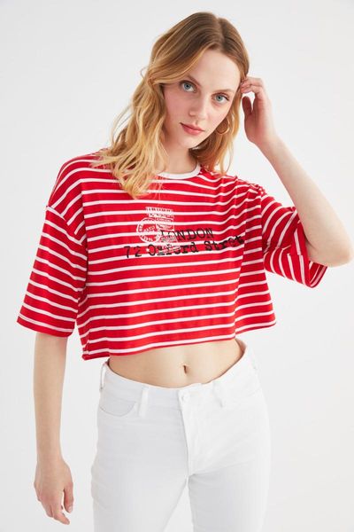 women's t-shirt trendyol printed and striped loose crop knitted twoss21ts3214, White
women's t-shirt trendyol printed and striped loose crop knitted twoss21ts3214, White