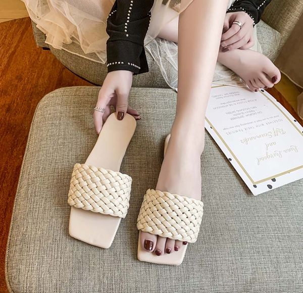 2021 classics paris fahsion women slippers summer girls beach slides black white red flip flops floral brocade gear bottoms sandals 1113
2021 classics paris fahsion women slippers summer girls beach slides black white red flip flops floral brocade gear bottoms sandals 1113