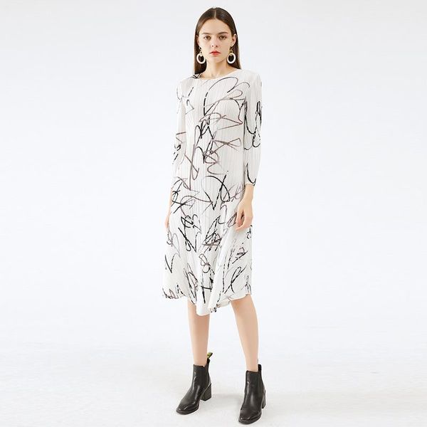 miyake fold niche abstract dress 2021 women's autumn show thin waist temperament the a-line casual dresses, Black;gray 
miyake fold niche abstract dress 2021 women's autumn show thin waist temperament the a-line casual dresses, Black;gray