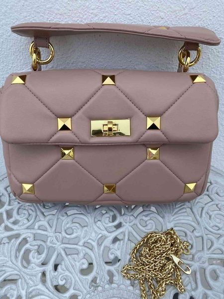 outlet spring and summer leather rivet rhombic chain trend versatile portable one shoulder messenger bag for women luxuryss designerss yw
outlet spring and summer leather rivet rhombic chain trend versatile portable one shoulder messenger bag for women luxuryss designerss yw
