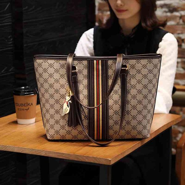 2022 factory wholesale new model women single shoulder large capacity tassel bucket pvc leather totes flower bags, Blue;pink
2022 factory wholesale new model women single shoulder large capacity tassel bucket pvc leather totes flower bags, Blue;pink