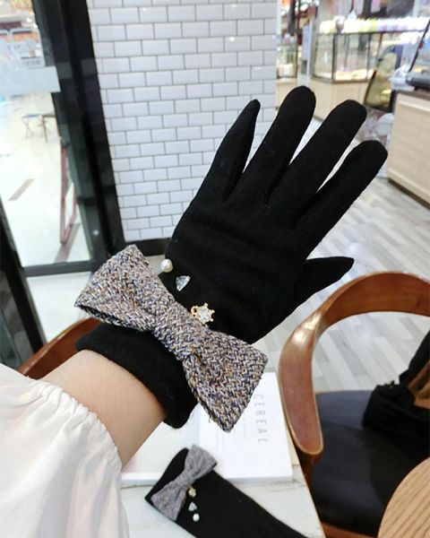 sports gloves cashmere bowknot pearl rhinestone korean ladies fashion warm touch screen a430, Black
sports gloves cashmere bowknot pearl rhinestone korean ladies fashion warm touch screen a430, Black