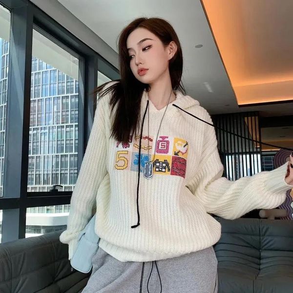 women's sweaters tsxt high version of the hat logo embroidery sweater korean loose design sense a small number people wearing, White;black
women's sweaters tsxt high version of the hat logo embroidery sweater korean loose design sense a small number people wearing, White;black
