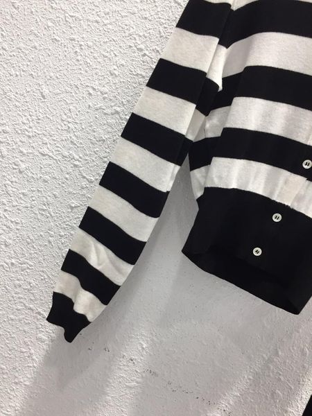 women's knits & tees early autumn of 2021 the navy brought bowknot is black and white stripes long-sleeved single-breasted wool sweater
women's knits & tees early autumn of 2021 the navy brought bowknot is black and white stripes long-sleeved single-breasted wool sweater