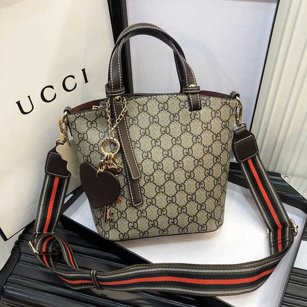 2021 ag fashion cadio genuine women's versatile leather single crossbody wide shoulder strap embossed bucket bag luxuryss designerss yw
2021 ag fashion cadio genuine women's versatile leather single crossbody wide shoulder strap embossed bucket bag luxuryss designerss yw