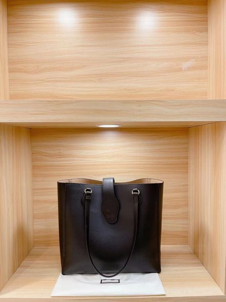 luxurys cowhide material bags luxury handbag totes high-end large capacity people follow the fashion
luxurys cowhide material bags luxury handbag totes high-end large capacity people follow the fashion