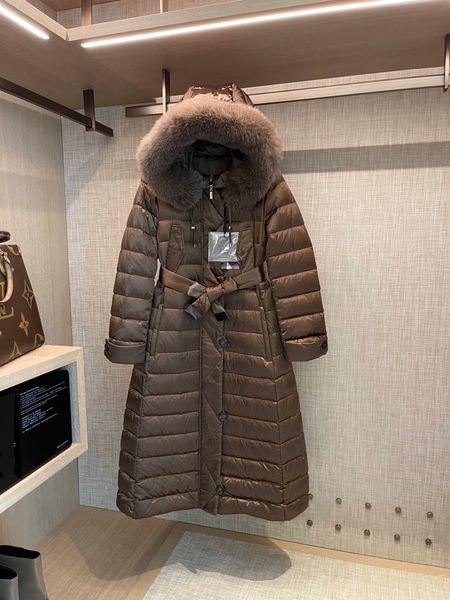 luxury imported fox fur collar, excellent texture, slim and slim 90% white goose down jacket, new women's style, Black 
luxury imported fox fur collar, excellent texture, slim and slim 90% white goose down jacket, new women's style, Black