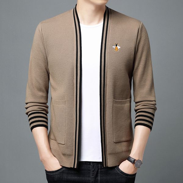 men's spring and autumn cardigan men's sweater 2021 fashion brand embroidered little bee leisure thin coat, White;black
men's spring and autumn cardigan men's sweater 2021 fashion brand embroidered little bee leisure thin coat, White;black