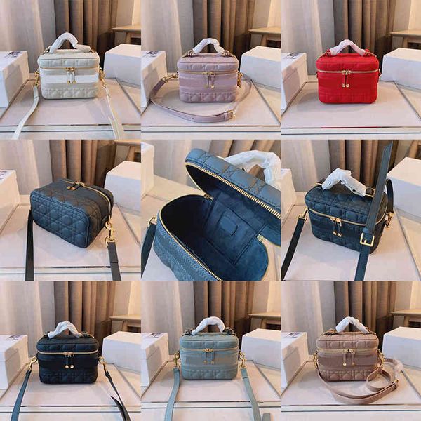 2021 brand designer make-up bag women's fashion luxury shoulder bags classic retro cross shaped handbag size 19*11*14cm4
2021 brand designer make-up bag women's fashion luxury shoulder bags classic retro cross shaped handbag size 19*11*14cm4