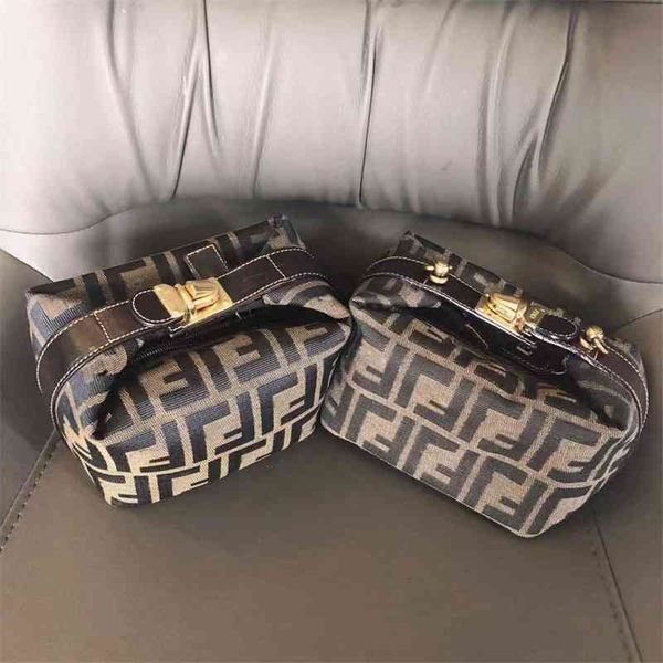 2022 factory wholesale new model middle stick lunch leisure one shoulder slant cross walk bag
2022 factory wholesale new model middle stick lunch leisure one shoulder slant cross walk bag