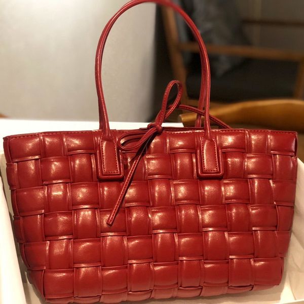 large capacity package handbag fashion genuine leather crochet hollow out plain glossy surface open women hand bagsksvu
large capacity package handbag fashion genuine leather crochet hollow out plain glossy surface open women hand bagsksvu