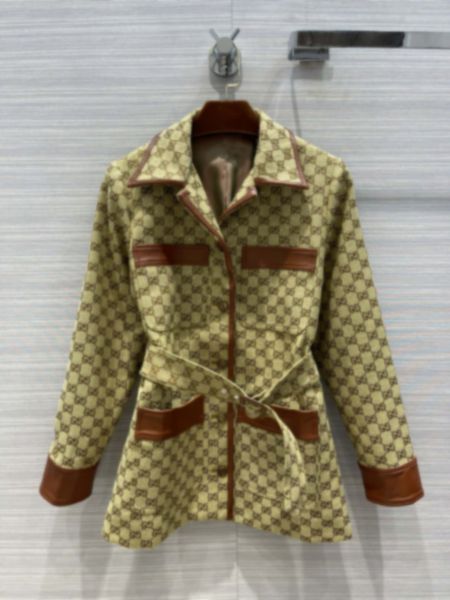 2021 autumn new letter jacquard rhinestone contrast color leather edge belt lapel long sleeve versatile casual jacket coat, Black
2021 autumn new letter jacquard rhinestone contrast color leather edge belt lapel long sleeve versatile casual jacket coat, Black
