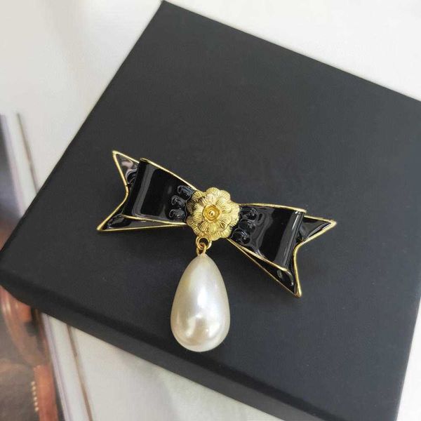 2020 new brand fashion jewelry vintage lovely style bowknot brooch party sweater brooche black fashion bowknot pearls brooches, Gray
2020 new brand fashion jewelry vintage lovely style bowknot brooch party sweater brooche black fashion bowknot pearls brooches, Gray