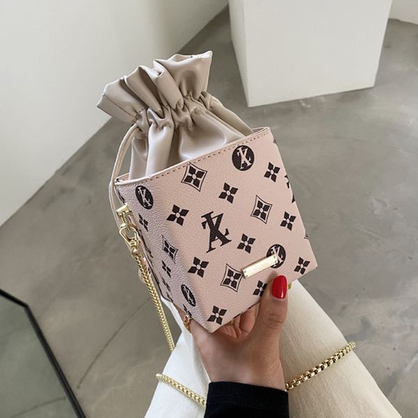 design bag net red female 2021 summer fashion messenger candy box chain foreign style one shoulder small square
design bag net red female 2021 summer fashion messenger candy box chain foreign style one shoulder small square