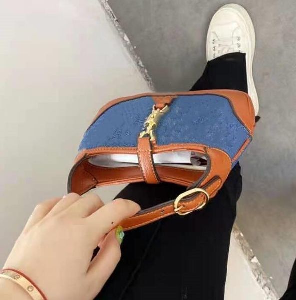 2021 classic blue-brown color matching women's handbag canvas + leather underarms bags full printed pattern shell purse women's sh
2021 classic blue-brown color matching women's handbag canvas + leather underarms bags full printed pattern shell purse women's sh