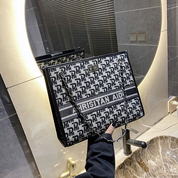 luxury handbags new embroidery large capacity chain fashion child mother single shoulder bag canvas size women's bag
luxury handbags new embroidery large capacity chain fashion child mother single shoulder bag canvas size women's bag